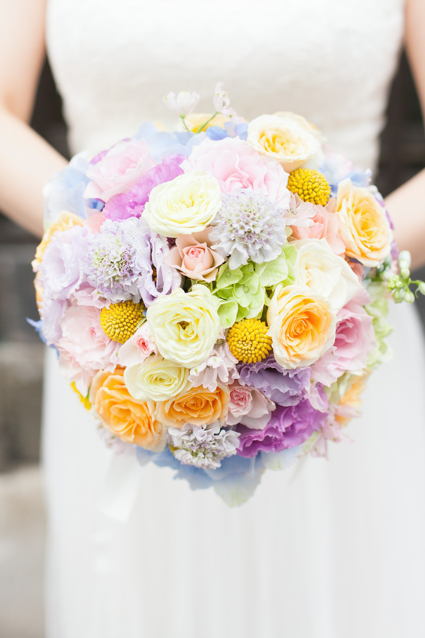 豪華なブーケを持って立っている花嫁