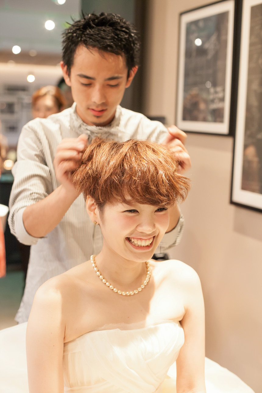 イケメン美容師に髪の毛をスタイリングされている花嫁