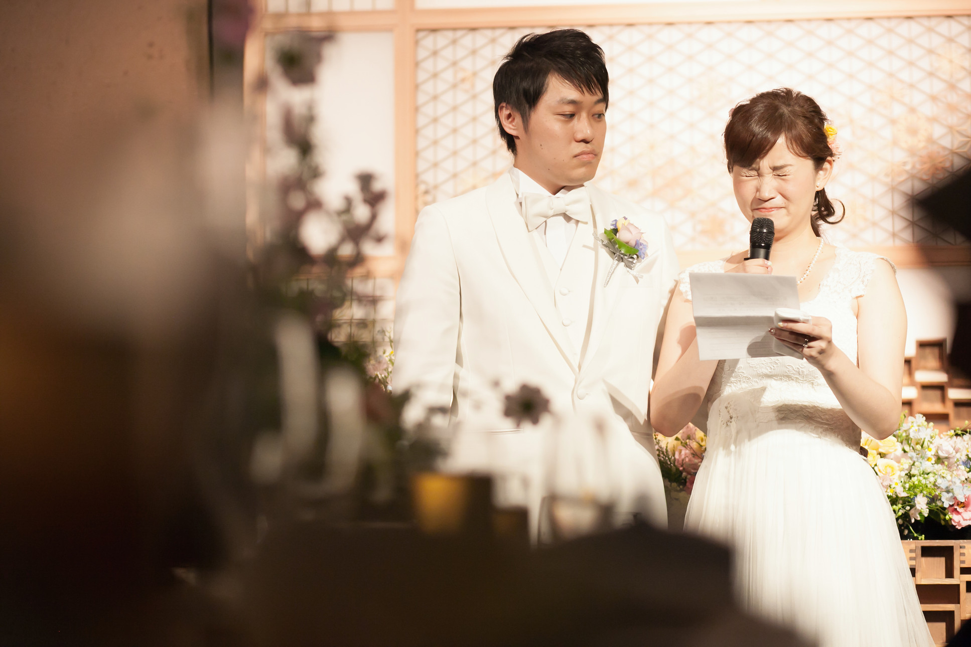 結婚式の最中に感極まって泣いてしまった花嫁と心配そうに見守っている花婿